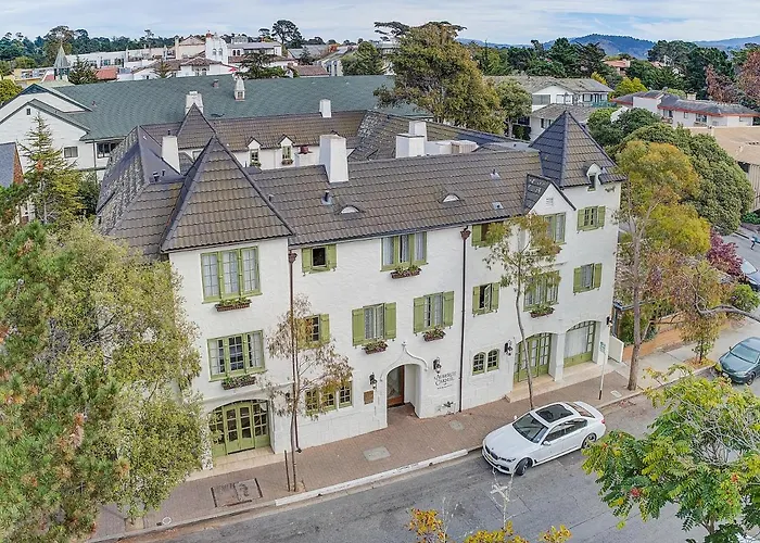 劳勃·卡梅尔（L\'Auberge Carmel）、雷莱斯（Relais）和酒庄（Chateaux）